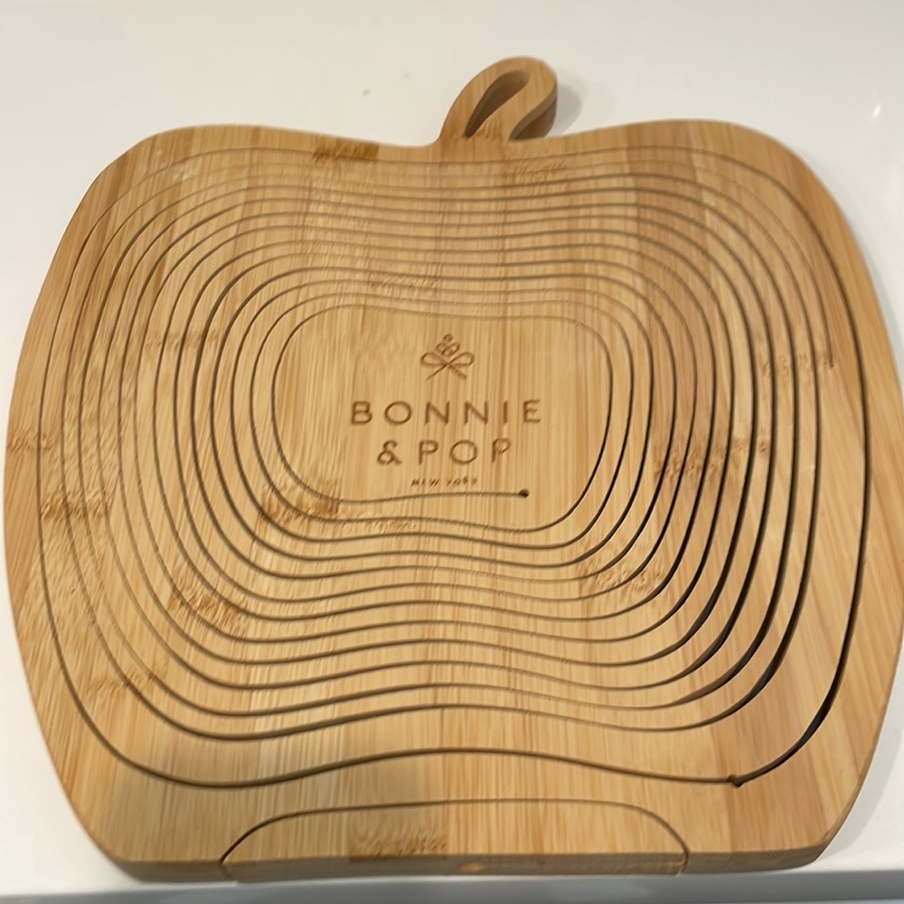 Bonnie & Pop apple shaped cutting board and basket